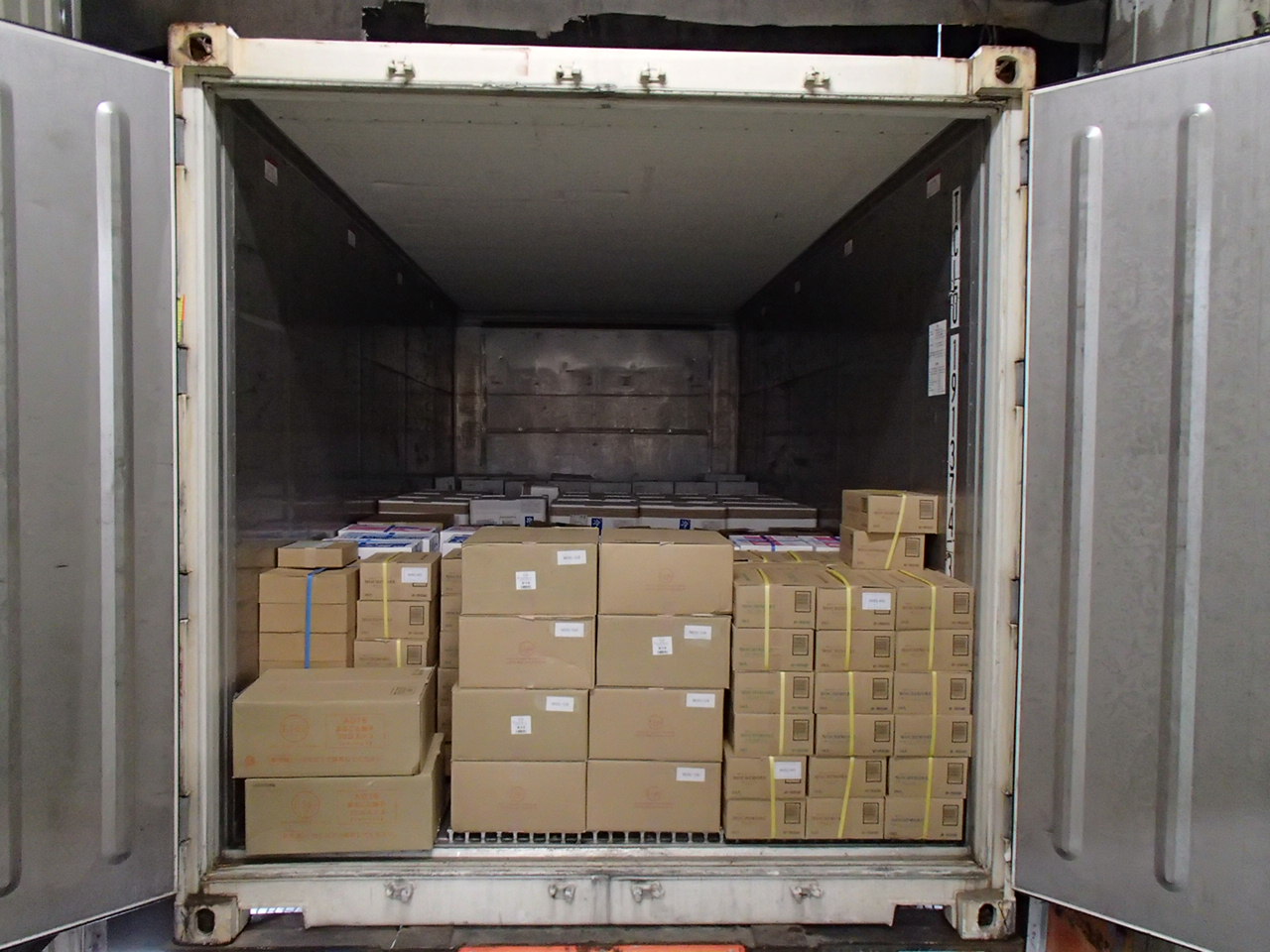 倉庫内でのデバンニング作業の様子