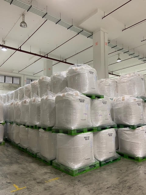 港湾に並ぶ海上コンテナ