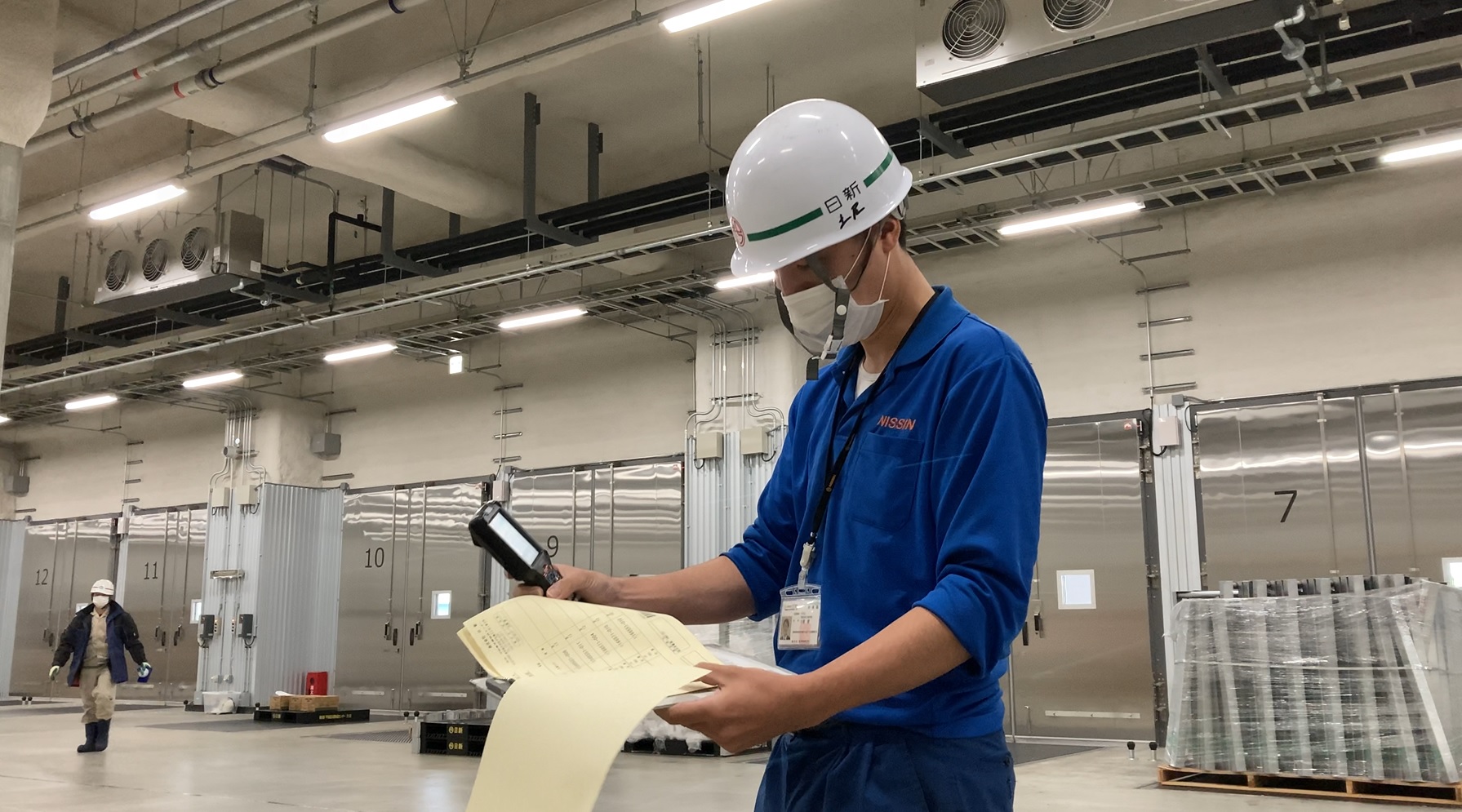 倉庫での検品風景