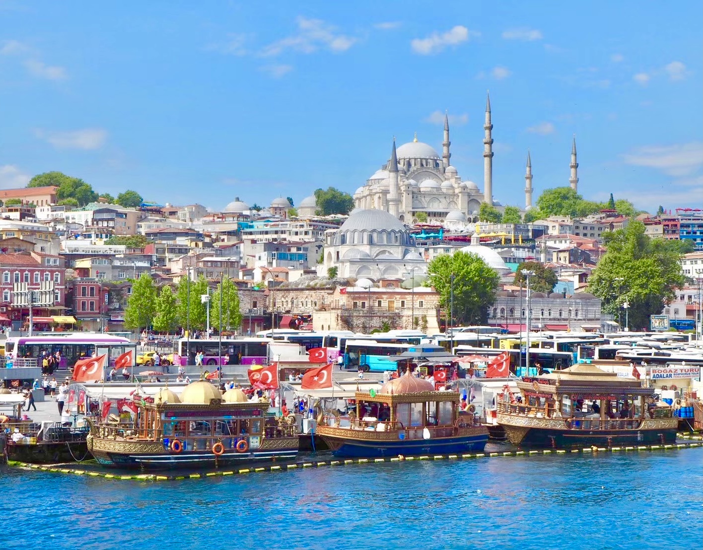 賑わう街中の外国人観光客の様子