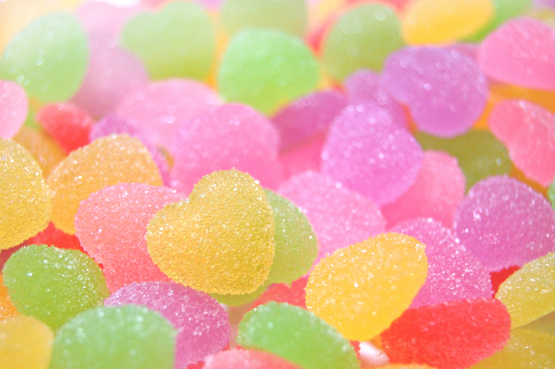 様々な形状のグミキャンディ