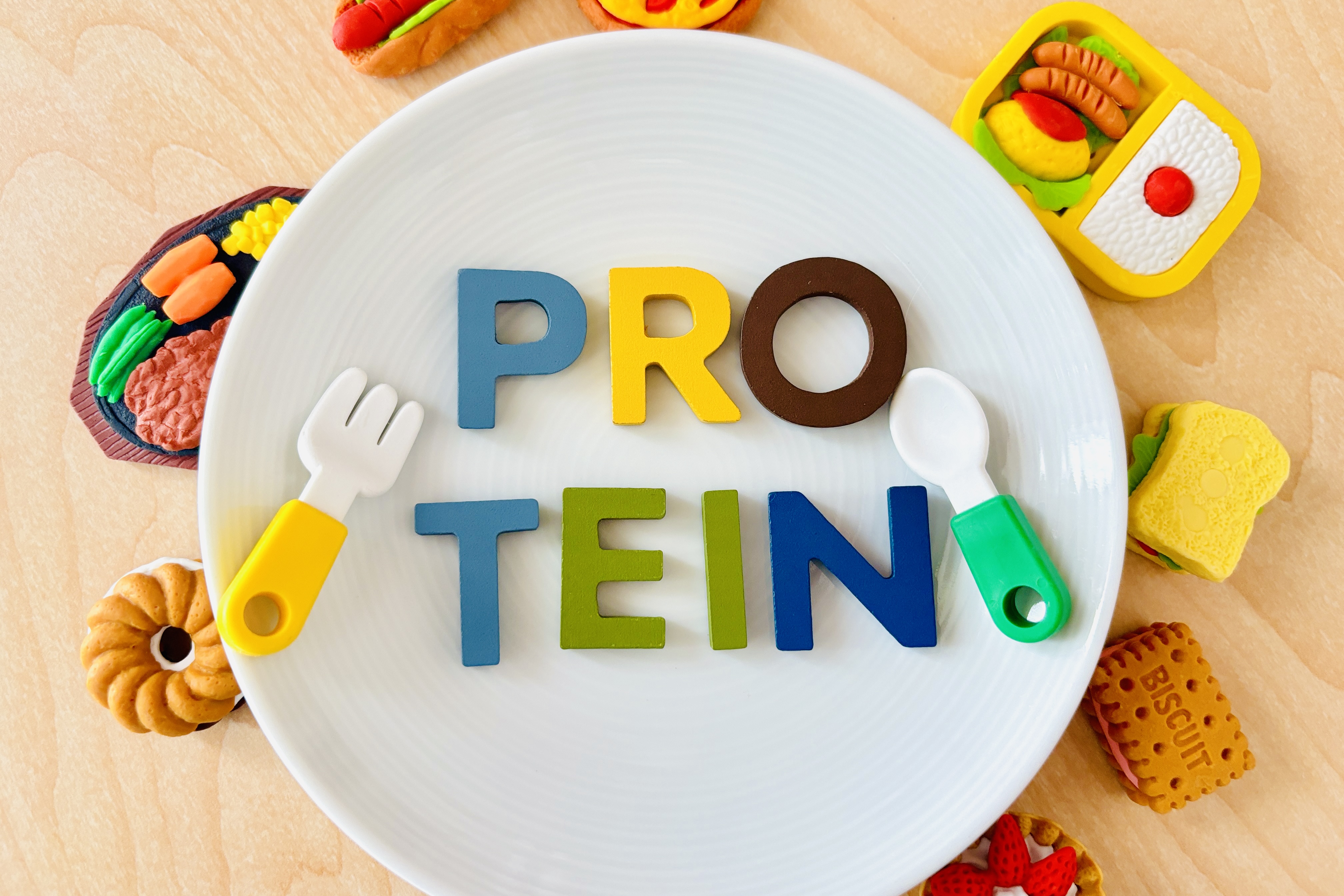 お皿に乗ったカラフルなアルファベットP.R.O.T.E.I.N