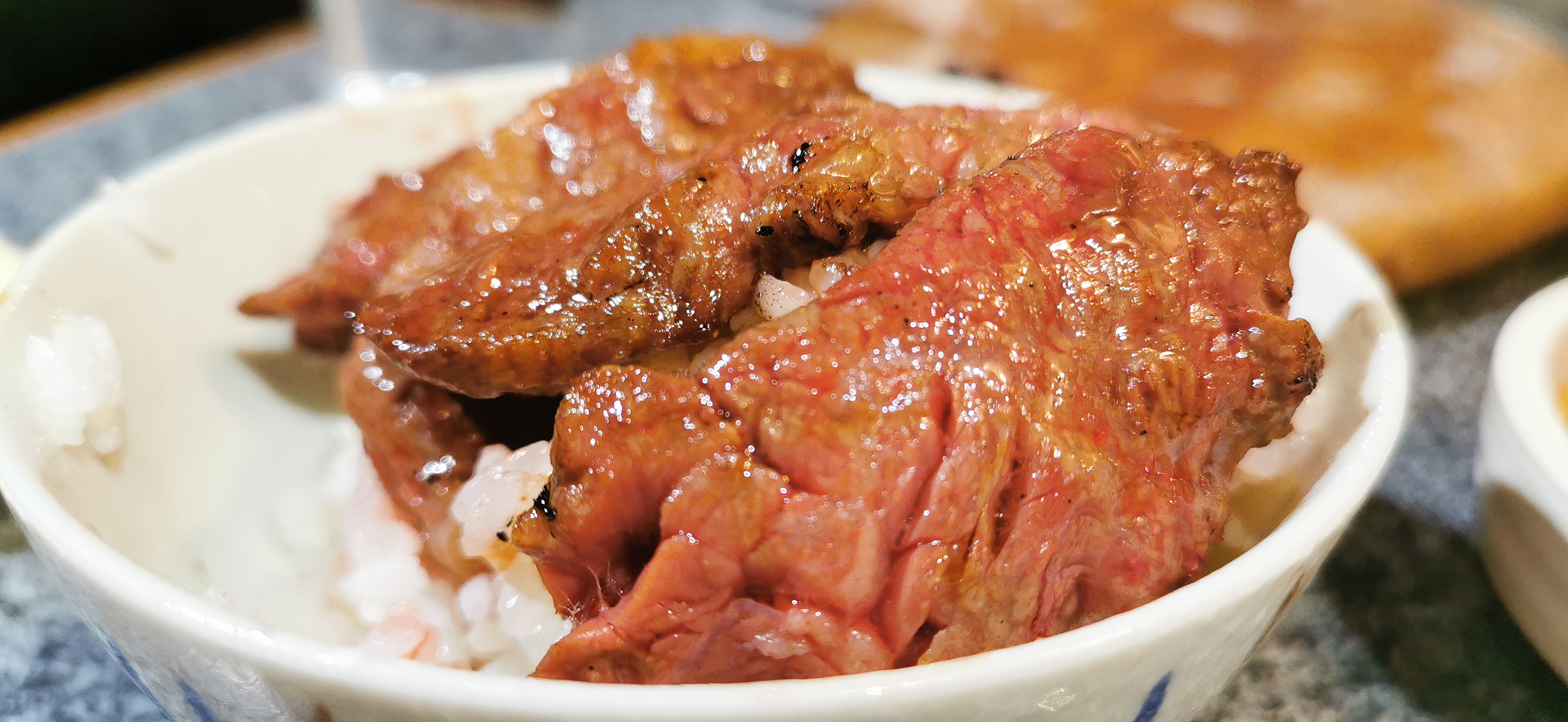 美味しそうなステーキ肉の調理イメージ