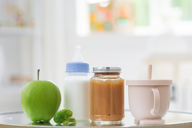 笑顔の赤ちゃんと家族