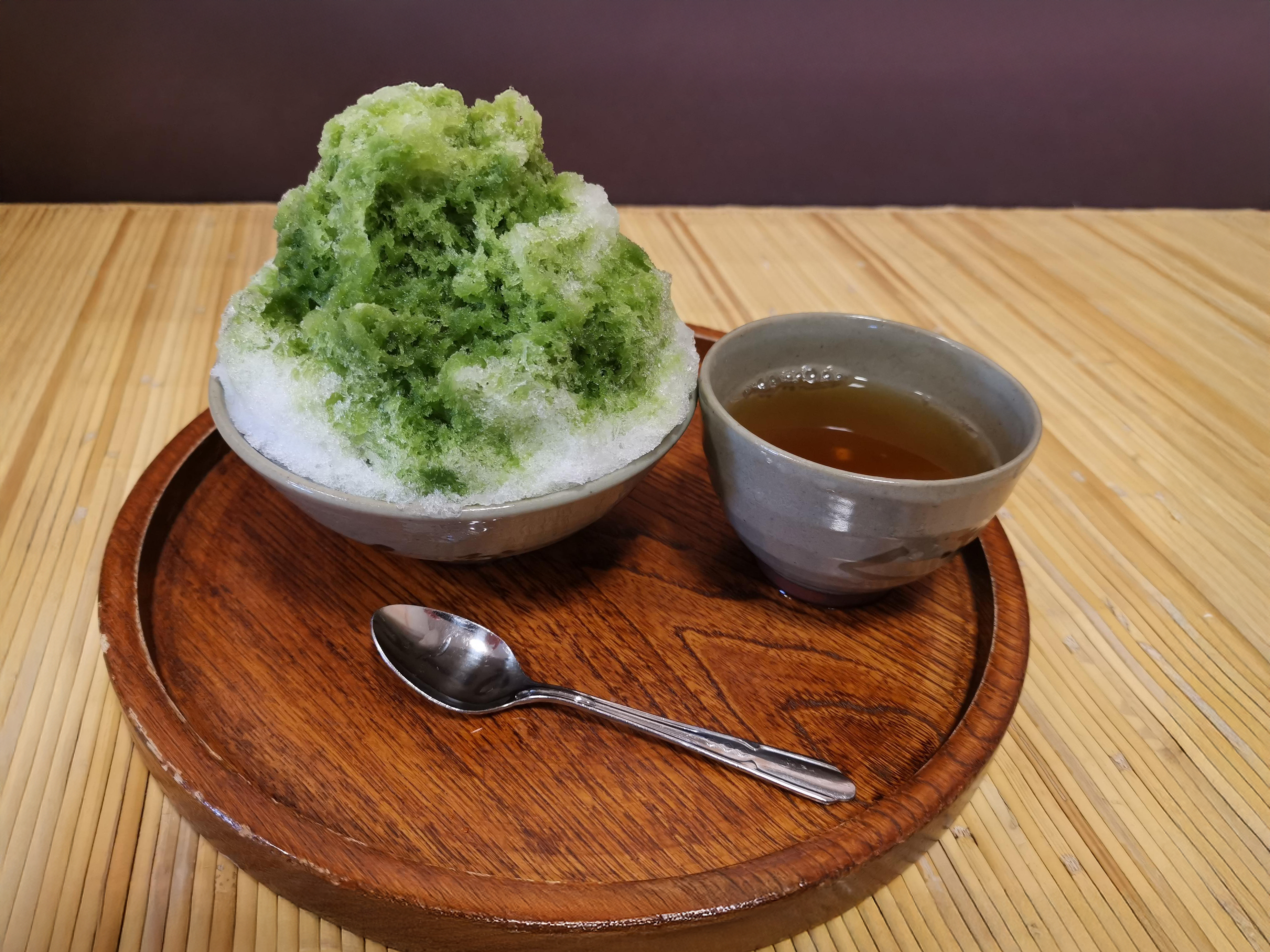 冷たいかき氷（宇治金時）