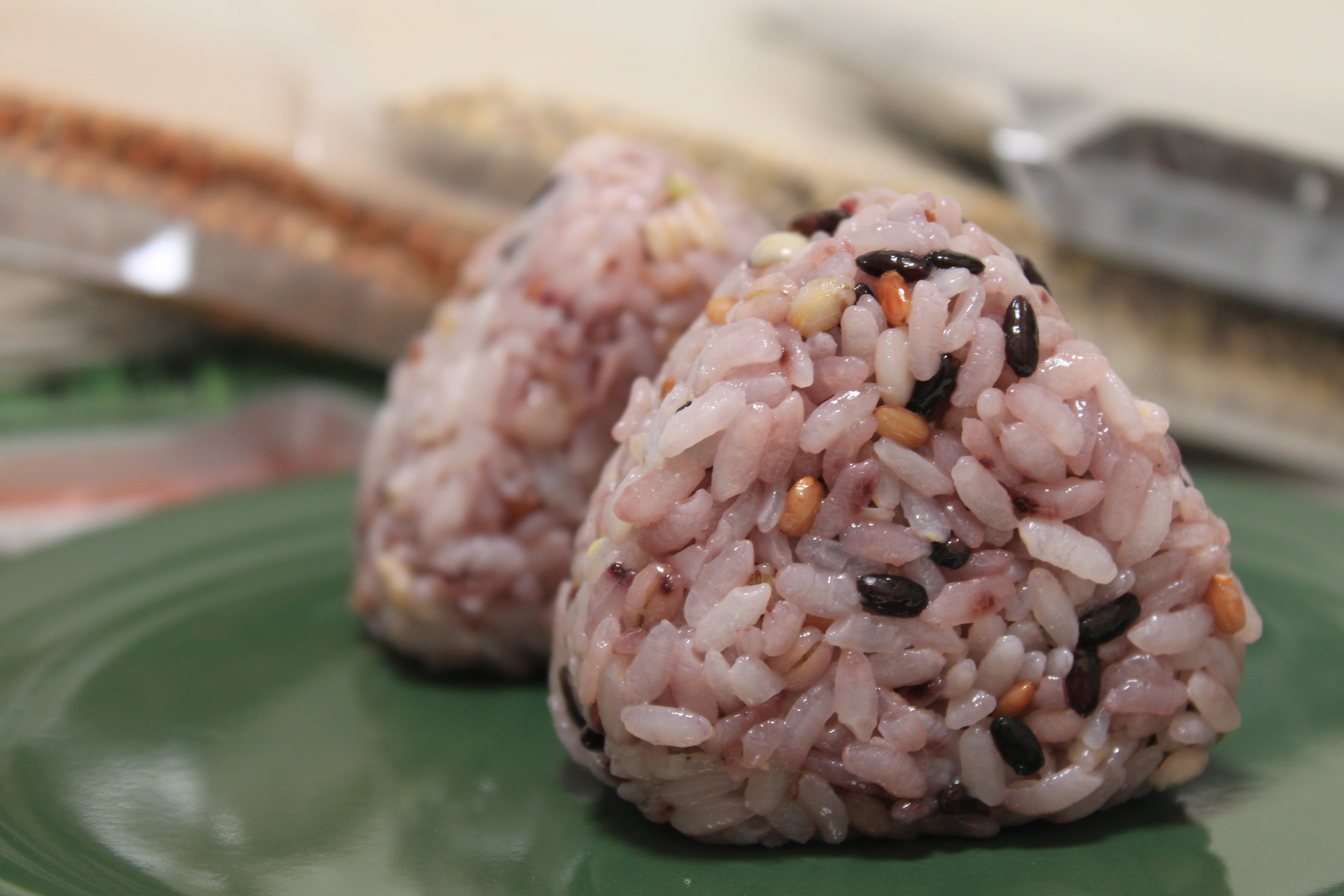 食卓に並ぶ健康的な雑穀米