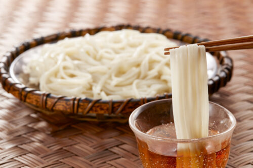 稲庭うどん:ザルの上に盛られた白く輝く細い麺