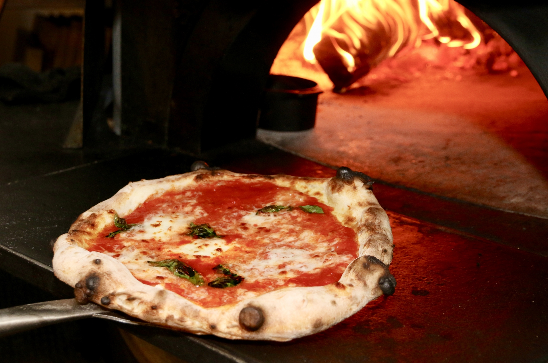 ピザと輸入食材