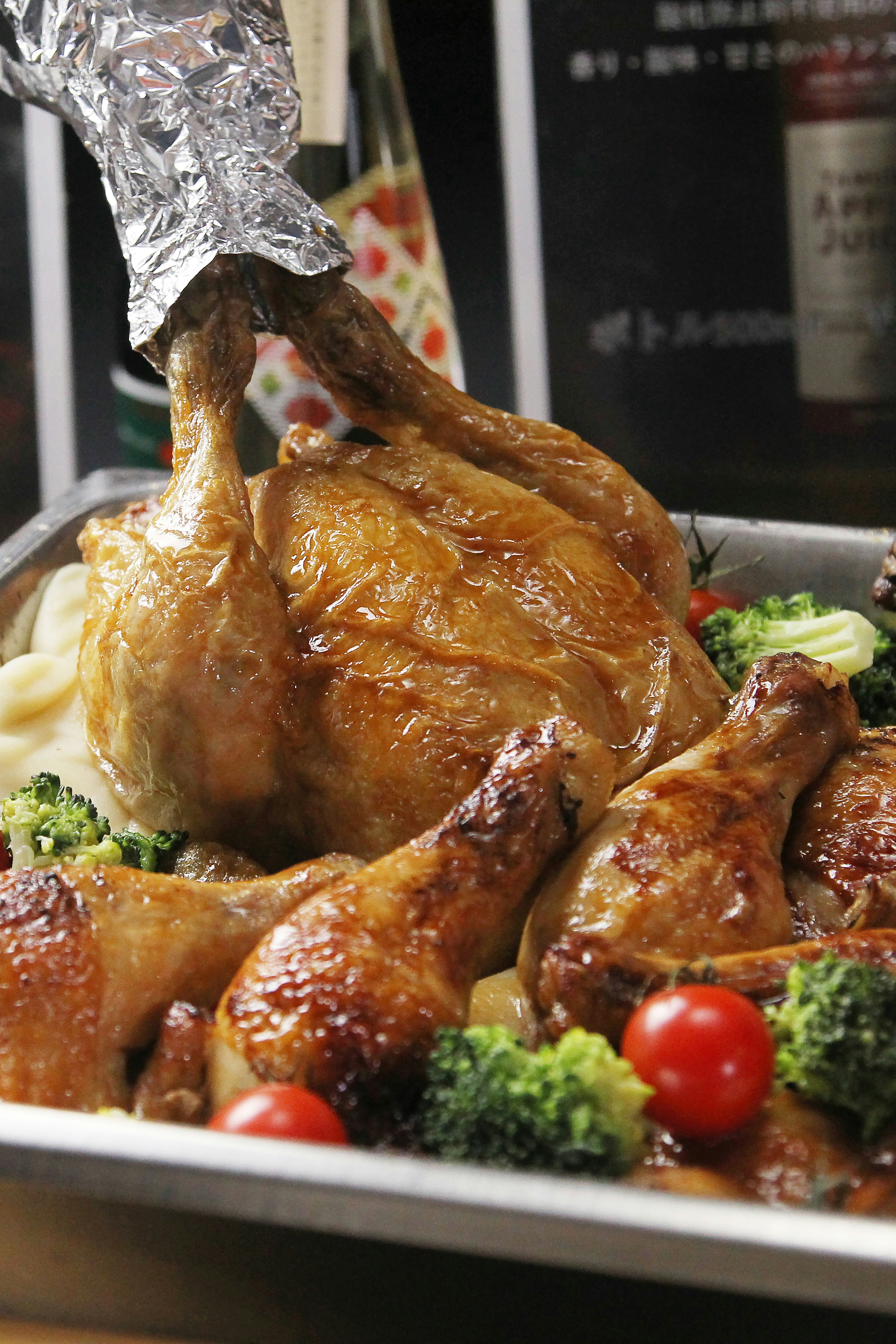 クリスマスの食卓に並ぶローストチキン