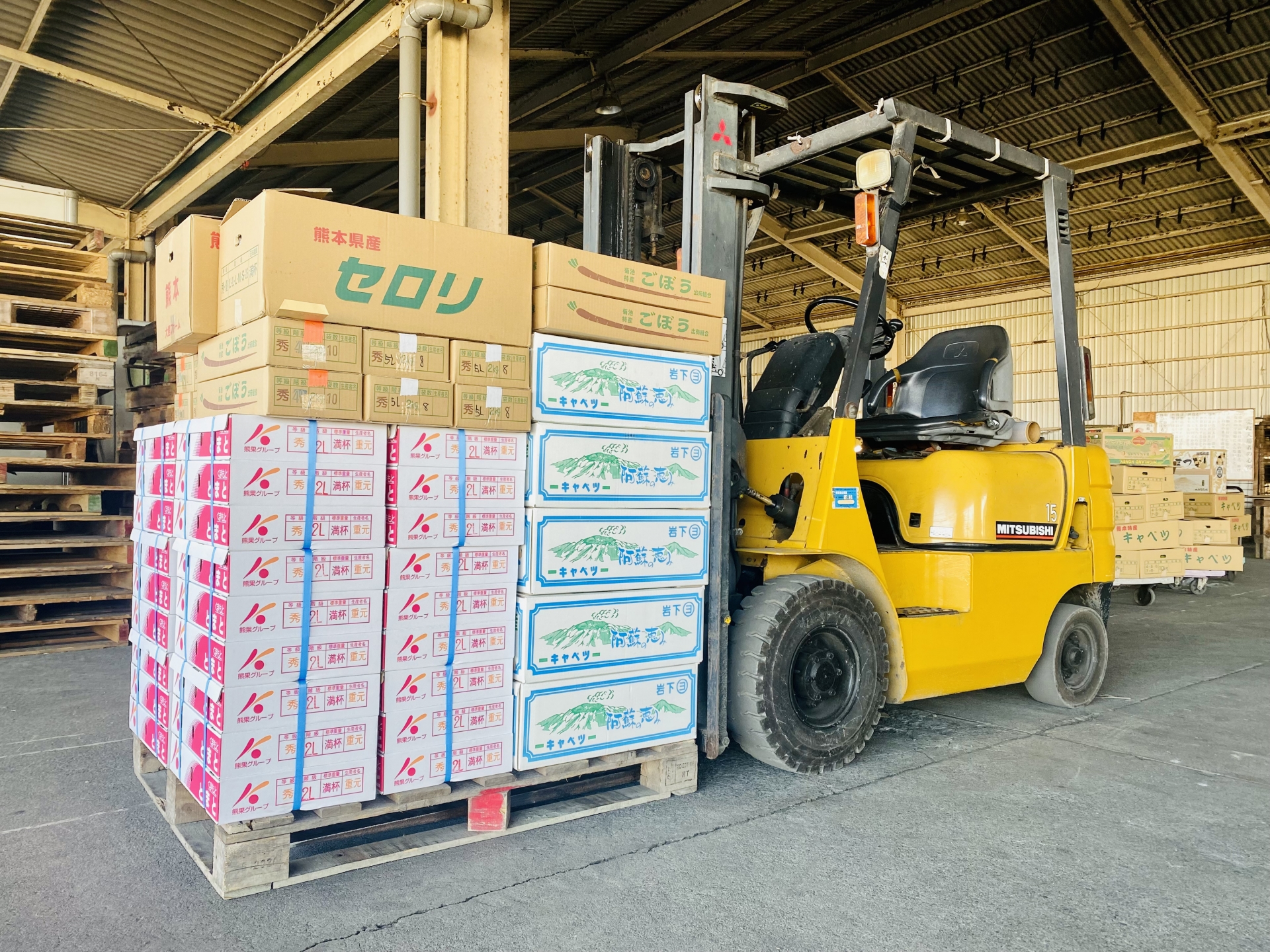 倉庫内でのフォークリフト作業