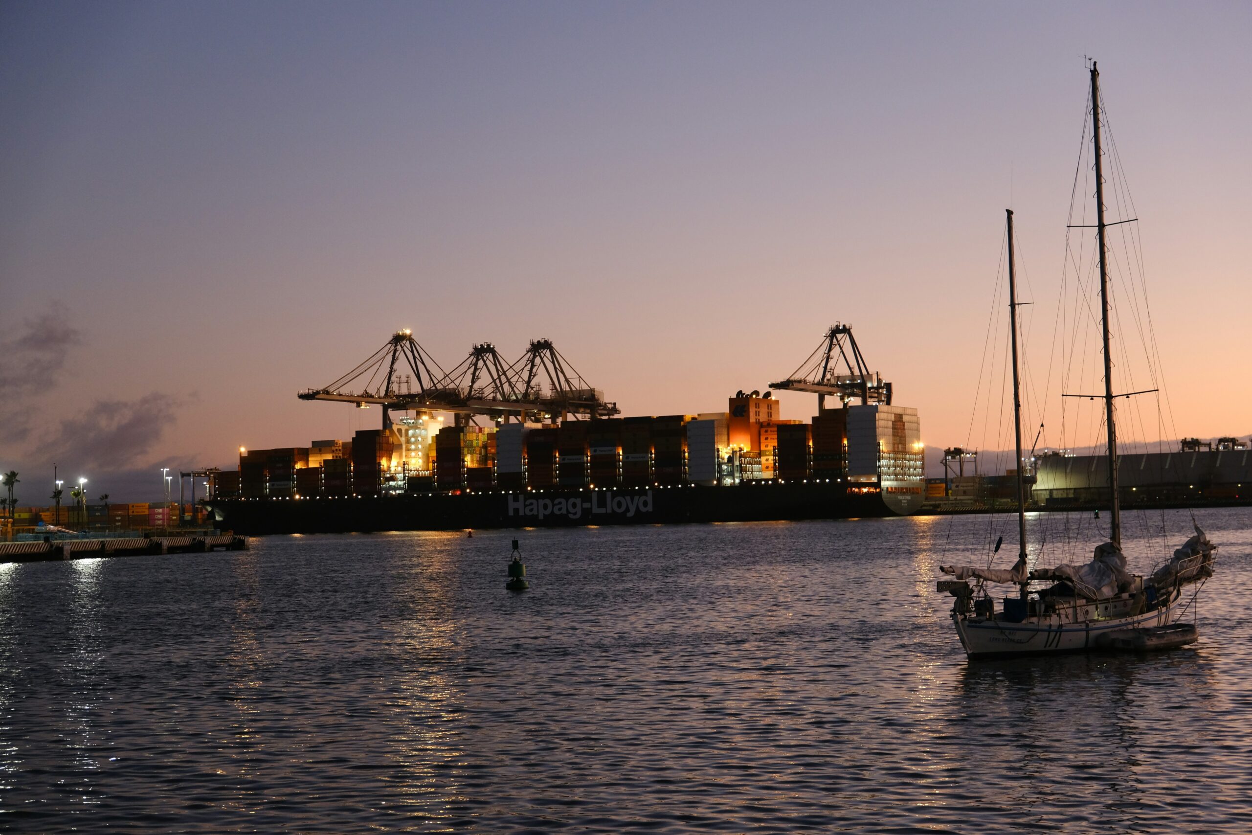 夕焼け空を背景に離陸する貨物機
