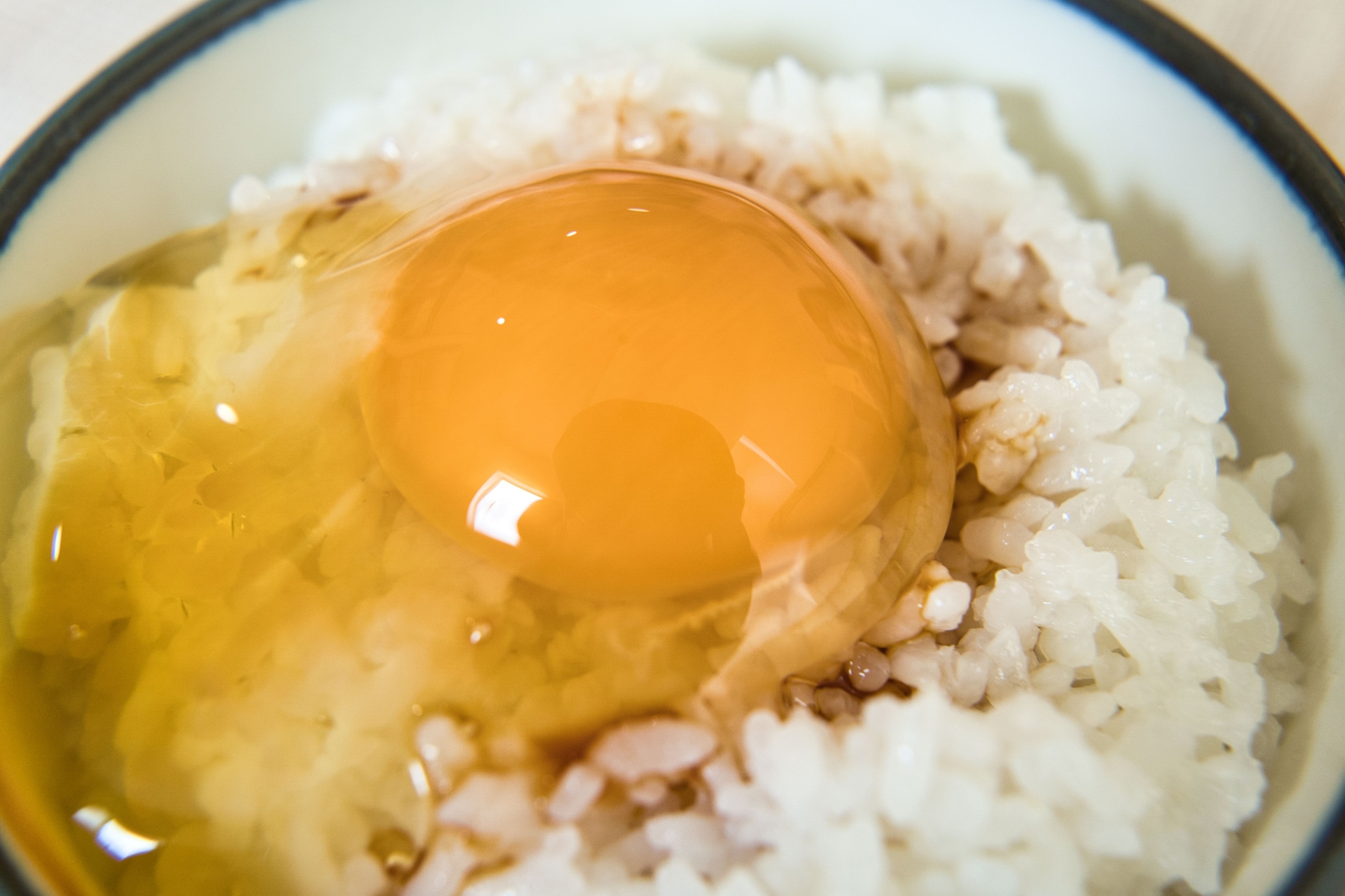 生で食べる日本のたまご（TKGのアップ）