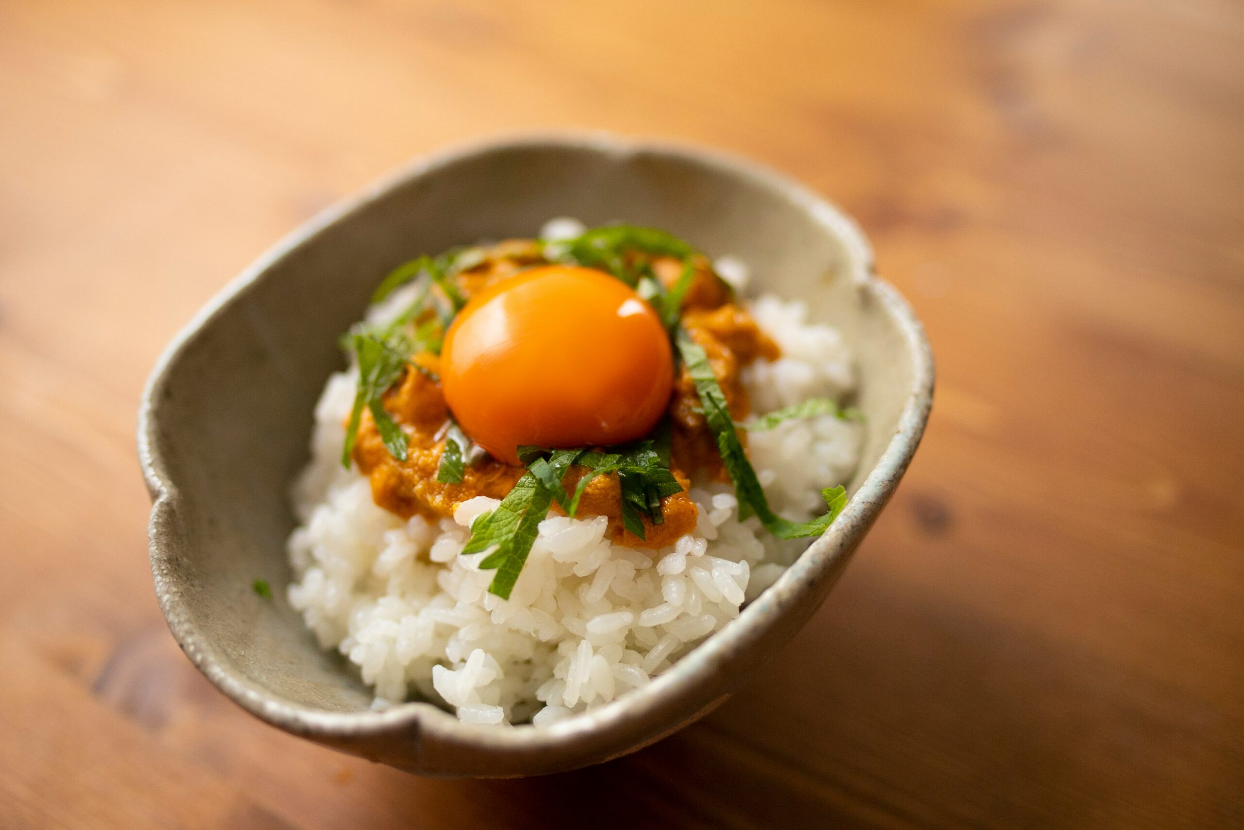 大葉を添えた和風の卵かけご飯