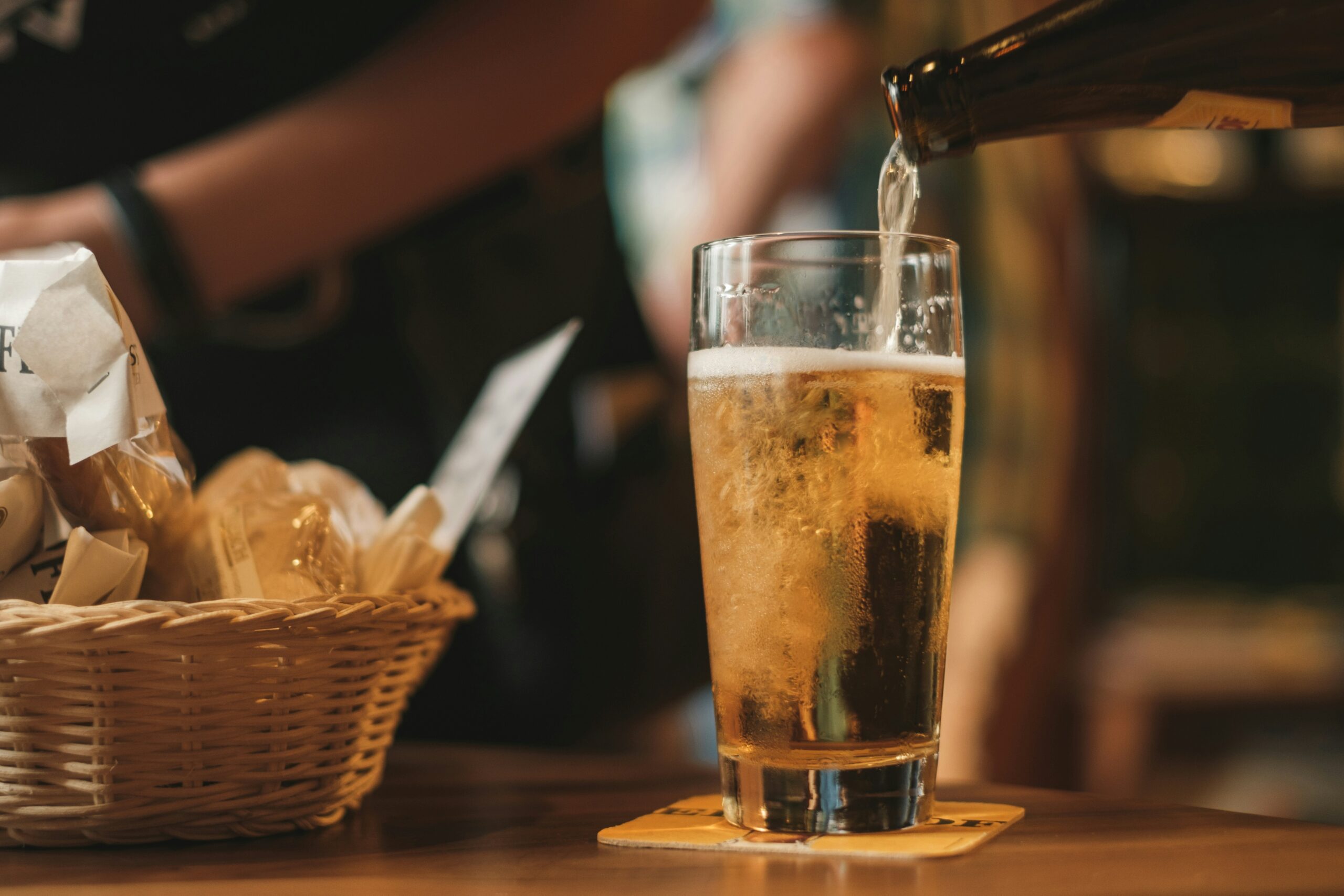 瓶ビールをコップに注ぐところ