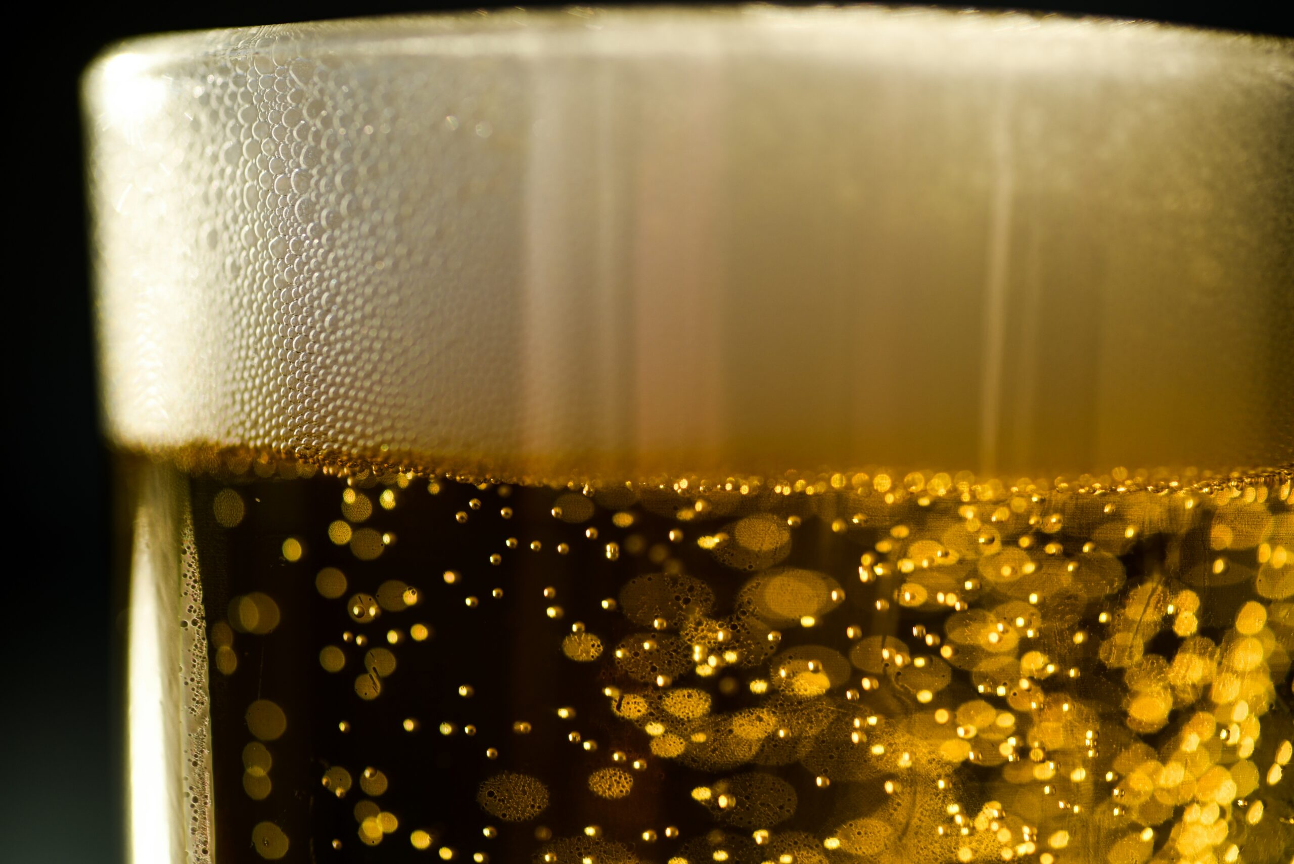 泡が溢れそうなビールグラス